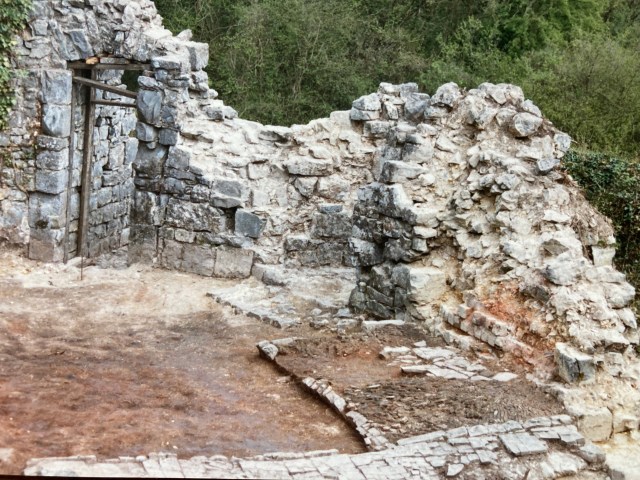 piece habitation chateau fouilles sole cheminee